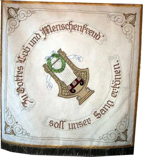 Bestickte Chorfahne mit Lyra und dem Text: Zu Gottes Lob und Menschenfreud.