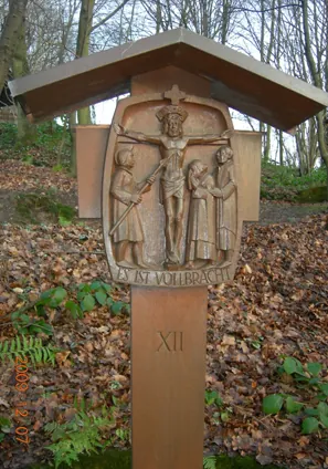Hölzerne Kreuzwegstation XII mit der Darstellung der Kreuzigung Jesu.