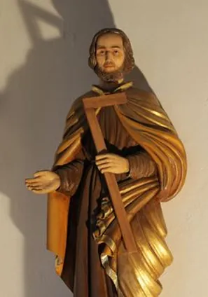Holzstatue des Heiligen Josef mit einem Winkelmaß.