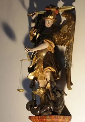 Goldene Statue des Erzengels Michael mit Schwert, Waage und Drache.