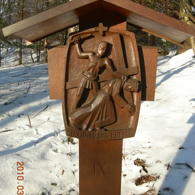 Hölzerne Kreuzwegstation IX: Jesus fällt zum dritten Mal unter dem Kreuz.