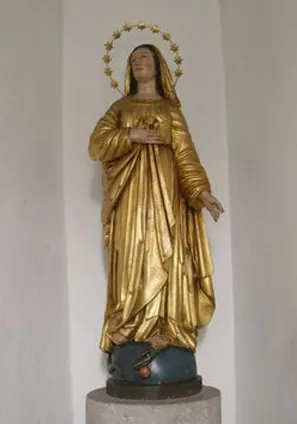 Goldene Marienstatue mit Sternenkranz, auf einer Erdkugel stehend.