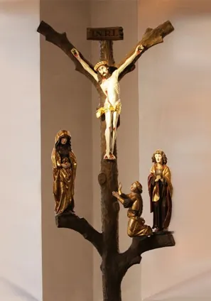 Skulptur der Kreuzigungsgruppe mit Jesus, Maria und Johannes.